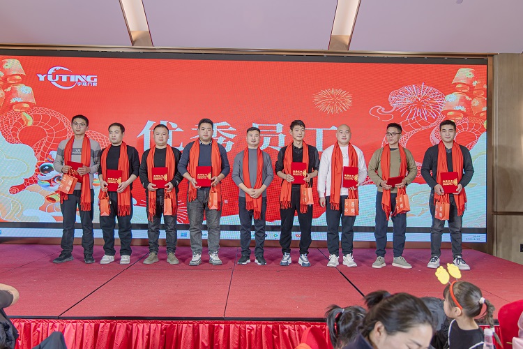 宇廷門(mén)窗2025年會(huì)*員工合影留念
